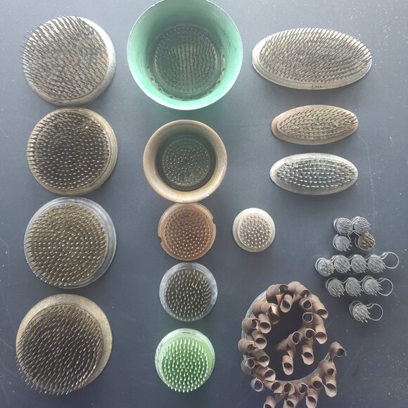 Exquisite Vintage Green Ceramic Flower Frog, Pin Needle Florist Frog Timeless - Picture 2 of 2